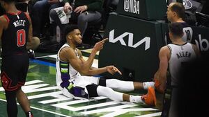Los Bucks arrancan con buen pie la defensa de su corona