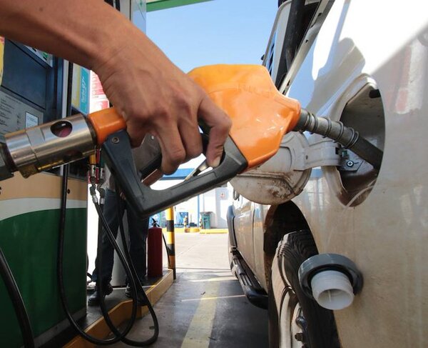 Una buena: emblemas privados bajaron precio de combustible