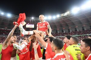 Andrés D'Alessandro marca con el Inter y cuelga los botines en medio de ovaciones
