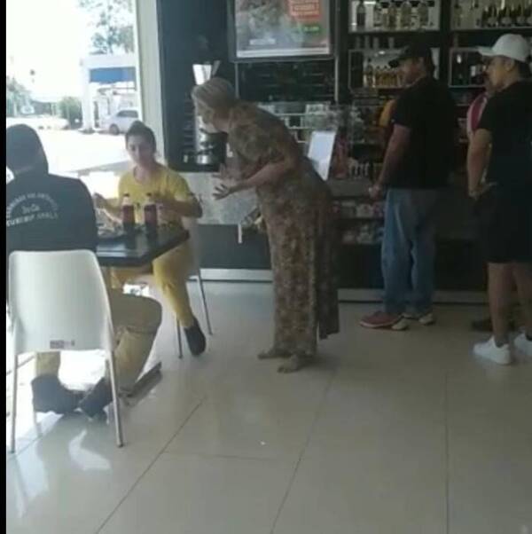 Crónica / [VIDEO] Doña se divorció y remató por bombera ndajé