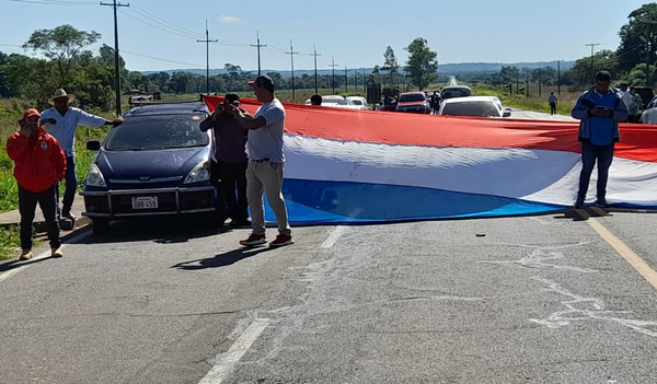 Taxistas se movilizan y cierran ruta en Carayaó - Noticiero Paraguay