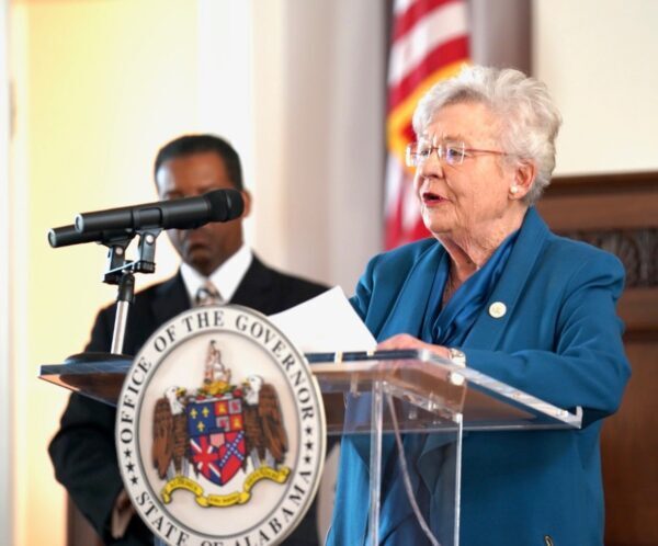 «Si Dios te hizo un niño, eres un niño», Gobernadora de Alabama firma 2 proyectos de ley anti-trans