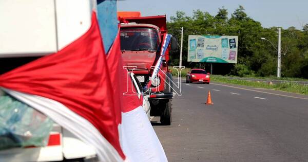 La Nación / Dirigentes de camioneros se reúnen con titular del Congreso Nacional