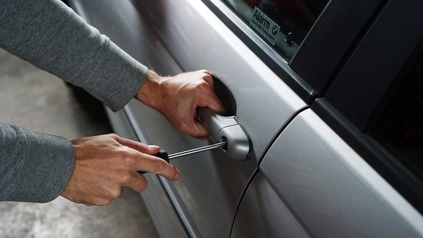 Roban una camioneta que tenía dinero en su interior en Coronel Oviedo - Noticiero Paraguay