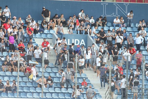 Versus / El lamentable comportamiento de los gumarelos tras la derrota ante Cerro - PARAGUAYPE.COM