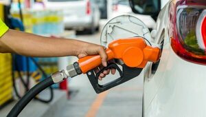 Dos emblemas privados reducen precios del combustible entre Gs. 300 y 500