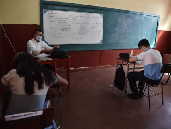 "Los chicos con síntomas no deberían acudir a la escuela o deberían ir con mascarillas", recomiendan · Radio Monumental 1080 AM