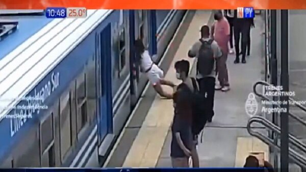 ¡Se salvó de milagro! Joven se desmayó y cayó a las vías de un tren en funcionamiento | Noticias Paraguay