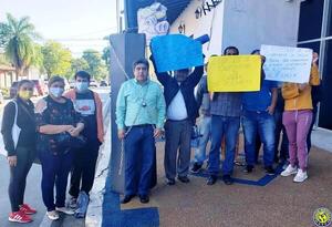 Dirigente se encadena para exigir suspensión de asamblea en Cooperativa Luque •
