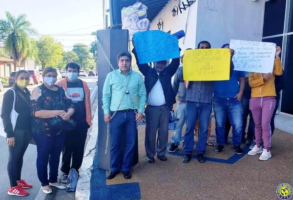 Dirigente se encadena para exigir suspensión de asamblea en Cooperativa Luque •