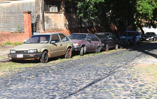 Más de una decena de autos abandonados hace años en Sajonia - Nacionales - ABC Color