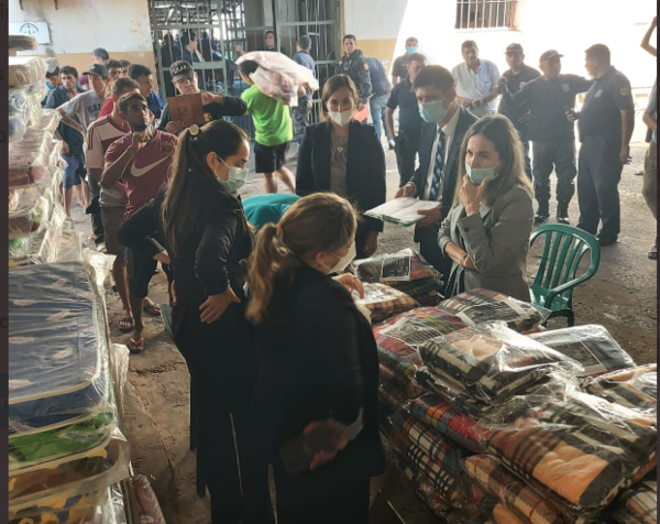 Diario HOY | Donan colchones y mantas para internos de la cárcel de Tacumbú