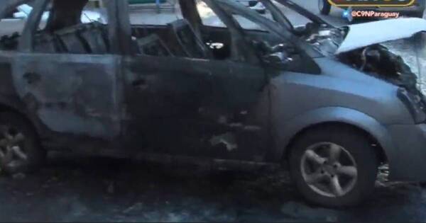 La Nación / Automóvil de una plataforma de transporte se incendió en medio de la calle