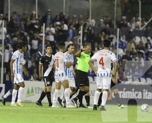 Crónica / La APF borró a los árbitros que anularon el gol de Olimpia ante el “12”
