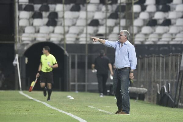 Álvaro Gutiérrez deja de ser entrenador de Universitario de Perú - Fútbol - ABC Color