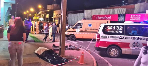 Choque entre ambulancia de bomberos y camioneta dejó un fallecido en Encarnación - Nacionales - ABC Color