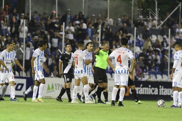 Versus / "Este árbitro nunca más debe pitar partidos de Olimpia" - PARAGUAYPE.COM