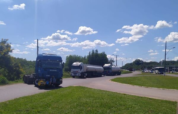 Los debilitados camioneros seguirán movilizados por dudosas exigencias - Nacionales - ABC Color