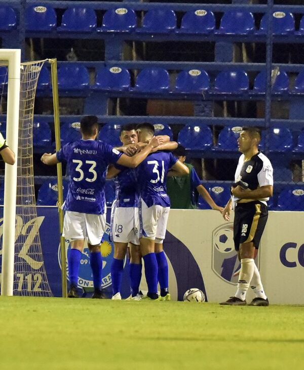 Noche azul en Villa Elisa - Fútbol - ABC Color