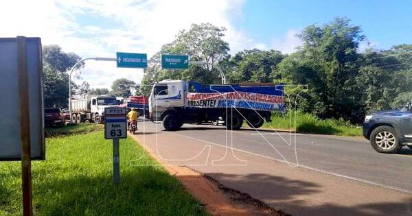 La Nación / Camioneros hacen cierre intermitente en Paraguarí