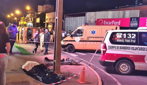Choque entre ambulancia de bomberos y camioneta dejó un fallecido en Encarnación - Noticiero Paraguay