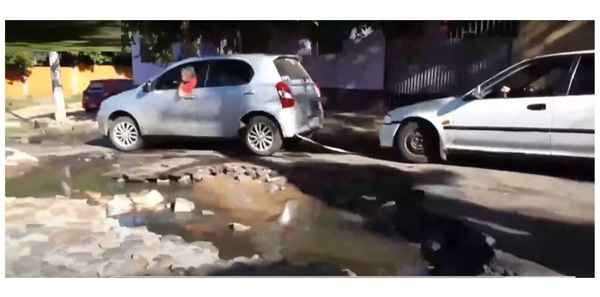 Conducción con 'aventura extrema' sobre cráteres en calles del barrio Nazareth