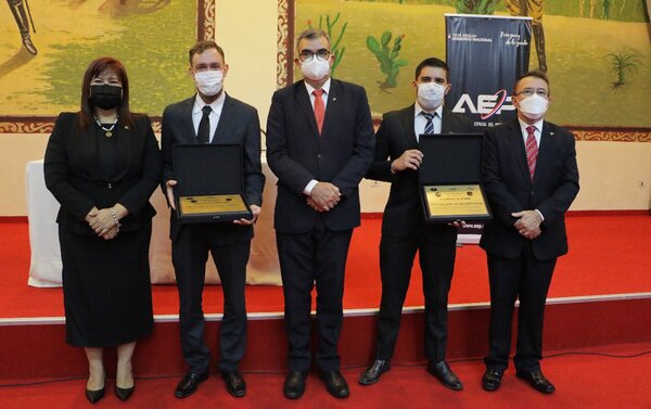 Creadores del GuaraníSat-2 se gradúan de ingenieros en sistemas espaciales | 1000 Noticias