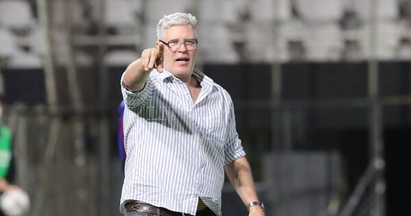 Versus / Álvaro Gutiérrez, exDT de Olimpia, que fue echado luego de perder el clásico en Perú - PARAGUAYPE.COM