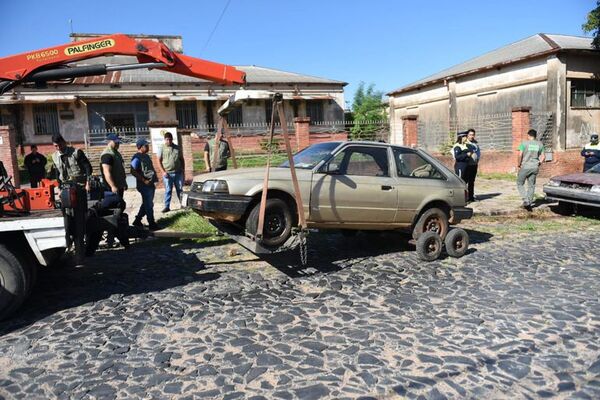Luego de tres años, Municipalidad retira decena de autos abandonados en Sajonia - Nacionales - ABC Color