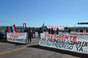 Con cierre de ruta reclaman asfaltado en el tramo San Juan- Yvyraty en Misiones - Nacionales - ABC Color
