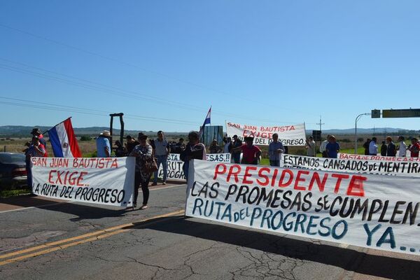 Con cierre de ruta reclaman asfaltado en el tramo San Juan- Yvyraty en Misiones - Nacionales - ABC Color