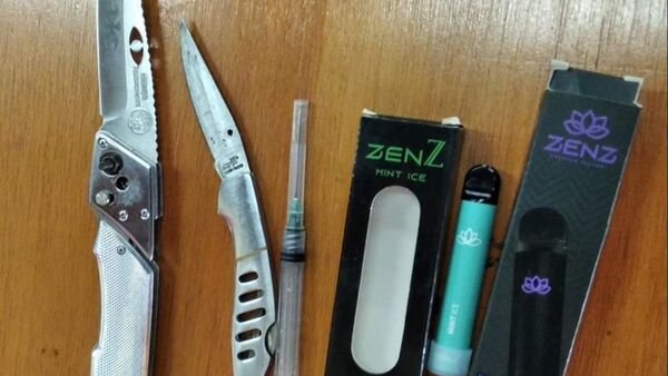Alumno llevaba al cole cuchillos y vapeadores en su mochila