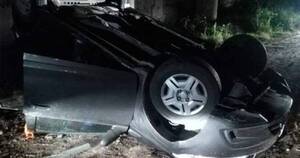 La Nación / Mujer volcó su automóvil en Capiatá por aparentes desperfectos en los neumáticos