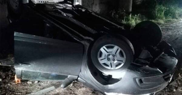 La Nación / Mujer volcó su automóvil en Capiatá por aparentes desperfectos en los neumáticos