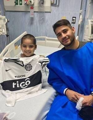Crónica / [VIDEO] Grande "Tito": Con una visita le devolvió las ganas de vivir a un peque