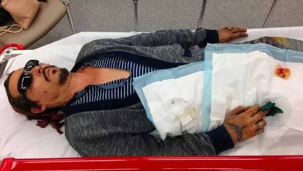 Crónica / ¡Aijue! ¿Doña de actor de "Piratas del Caribe" le amputó un dedo con botella?