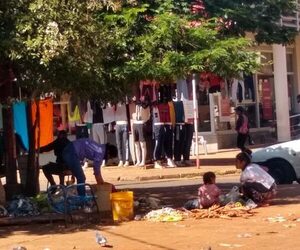 Vendedores ensucian paseo central en CDE