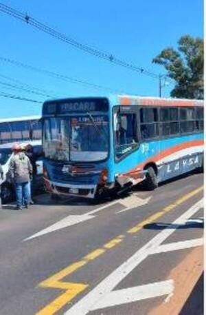 Crónica / [VIDEO] Rueda de colectivo chatarra okapú en pleno viaje