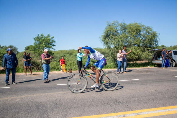 Conmemoran día del indígena mediante carrera en bicicletas