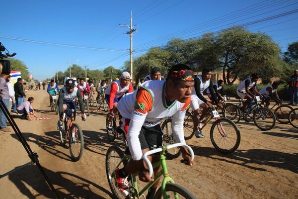 Chaco Central: con carrera de bicicletas conmemoran el Día del Indígena - Noticias del Chaco - ABC Color