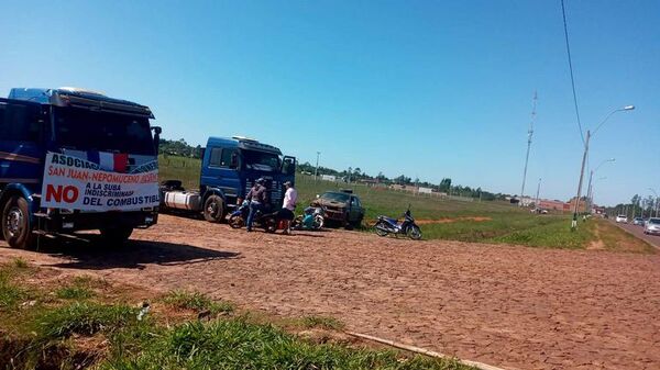 Camioneros están en vigilia al costado de la ruta PY18 - Nacionales - ABC Color