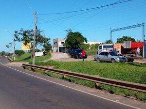 Camioneros permanecen al costado de la ruta en San Pedro - Nacionales - ABC Color