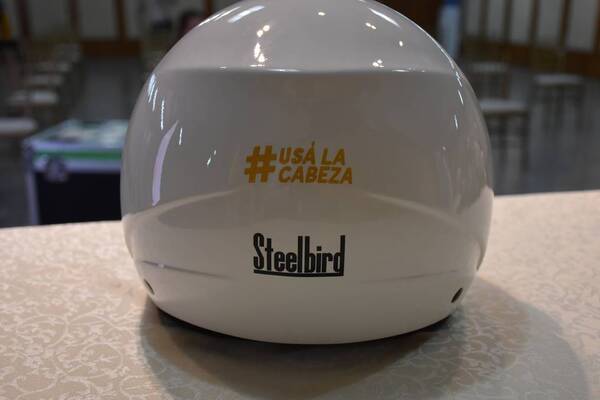 Crónica / Campaña “Usá la cabeza” ofrece 100 cascos para motoqueiros de Concepción
