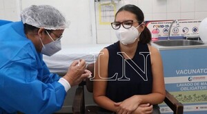 Diario HOY | Vacuna anticovid sería aplicada una vez al año desde el 2023, estima Salud