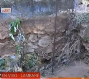 Lambaré: Vivienda casi queda sin muralla tras trabajo de la comuna  - Paraguay.com