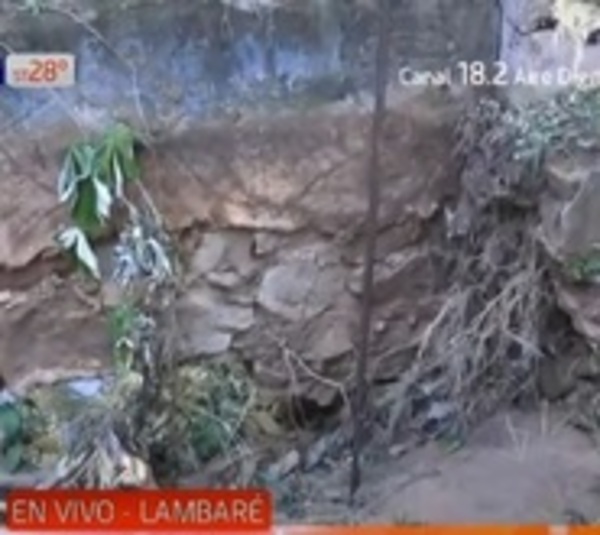 Lambaré: Vivienda casi queda sin muralla tras trabajo de la comuna - Paraguay.com