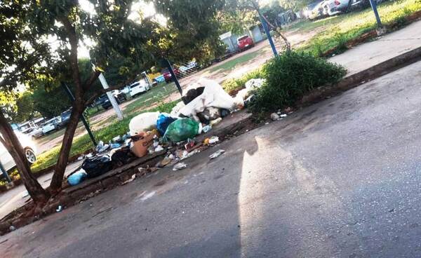 Basural en plena calle y a metros de Hospital •