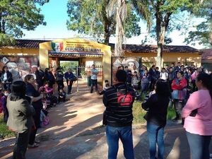 Bloquean acceso a una escuela de Nueva Italia para exigir renuncia de directora y supervisora - Nacionales - ABC Color