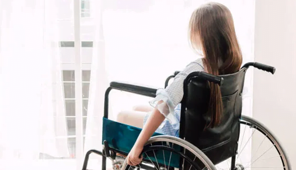 Docente habría abusado de una niña que está en silla de ruedas - Noticiero Paraguay