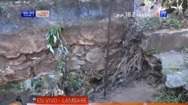 Una casa en Lambaré casi queda sin muralla tras trabajo de limpieza de la comuna - PARAGUAYPE.COM